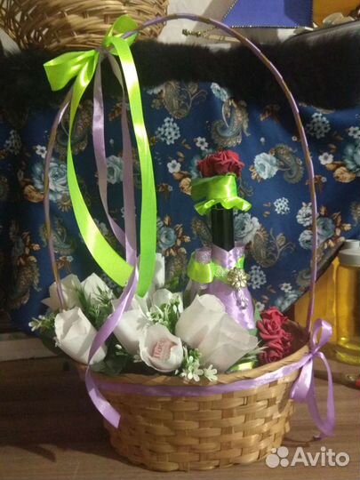 Корзина с напитком и конфетами