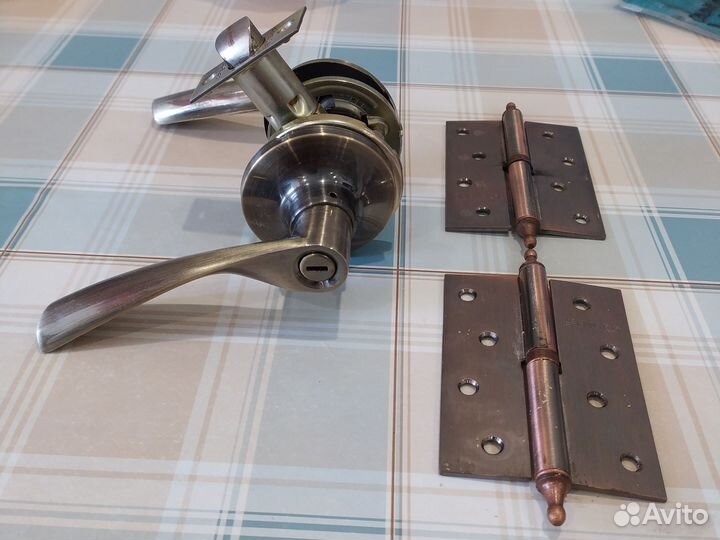 Ручка с замком на межкомнатные двери и петли