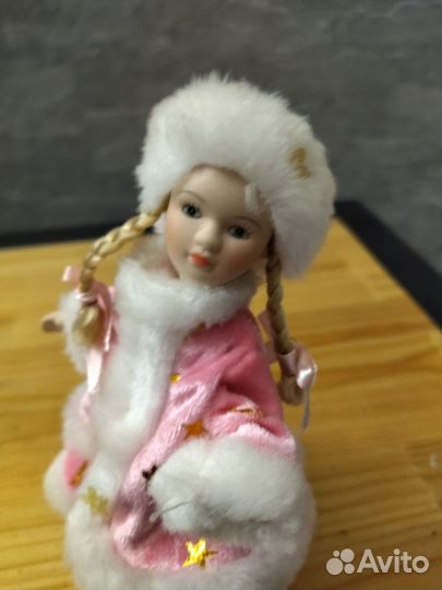 Кукла фарфоровая