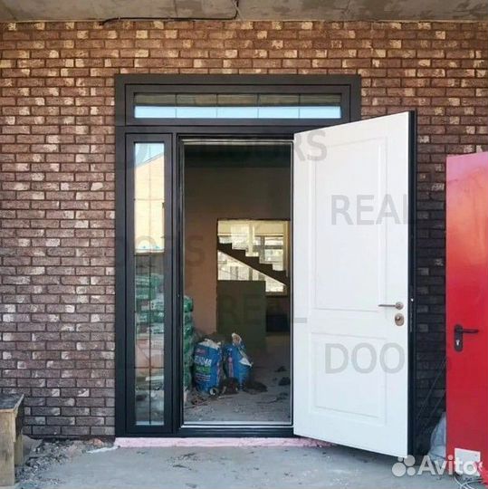 Металлическая входная дверь со стеклом и фрамугой