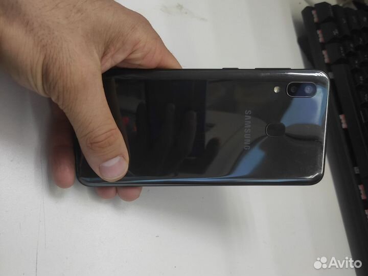 Samsung Galaxy A20, 3/32 ГБ