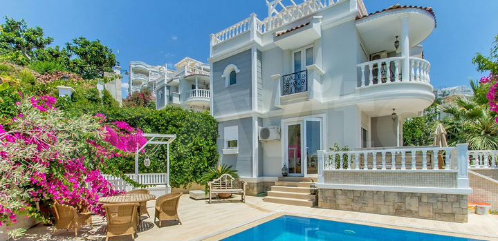 Дом 395 м² на участке 15 сот.