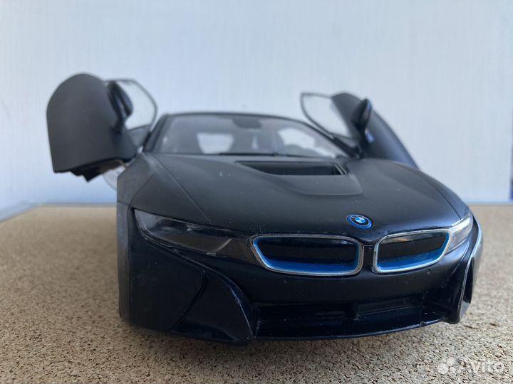 Машинка на пульте управления BMW i8