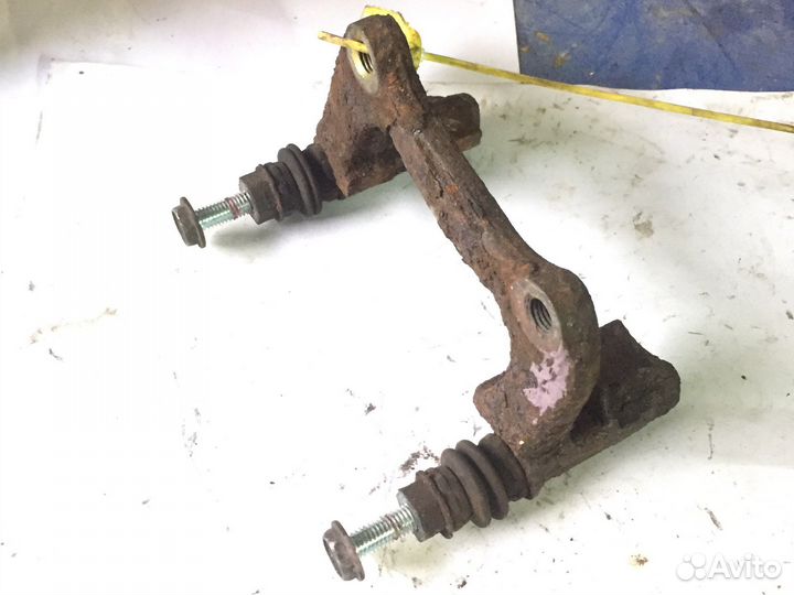 Скоба заднего тормозного суппорта б/у Audi A4 b5