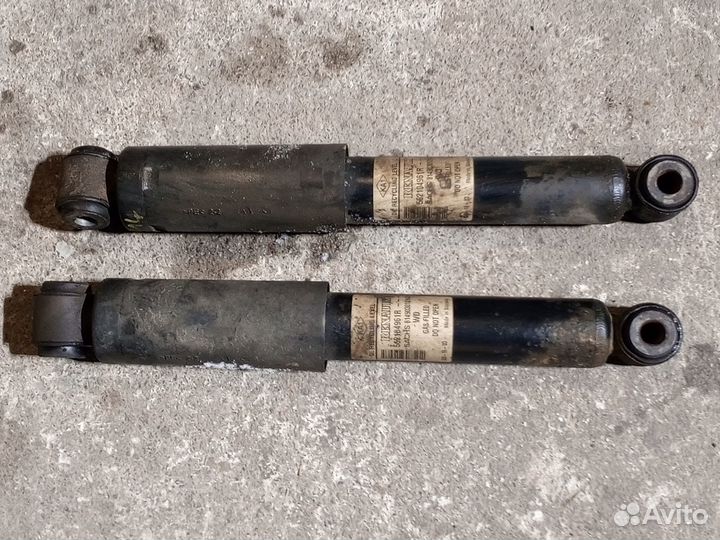 Амортизатор задний на Рено Доккер 2018г