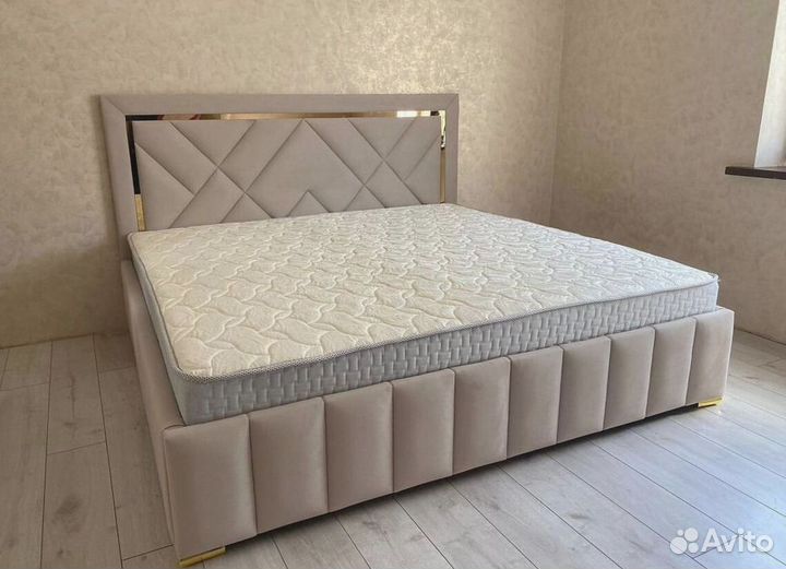 Белая кровать