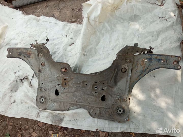 Подрамник передний Renault Laguna 2