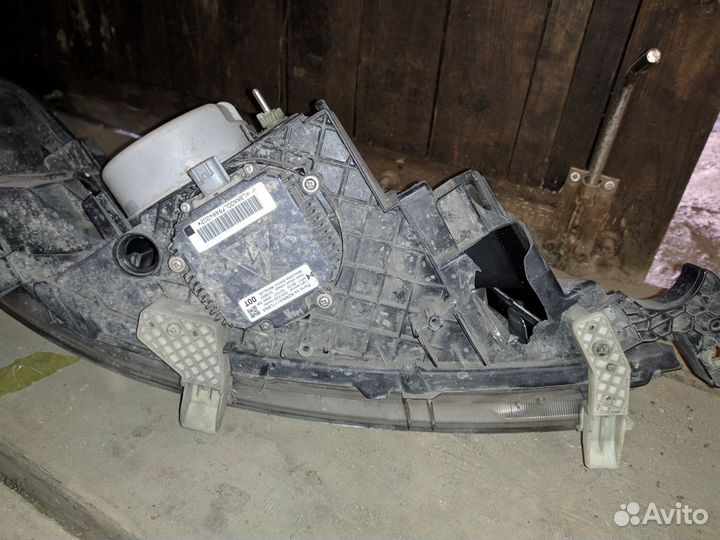 Фара на Nissan Serena 2007 (C25)