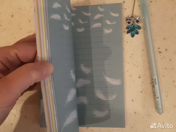 Блокнот с ручкой