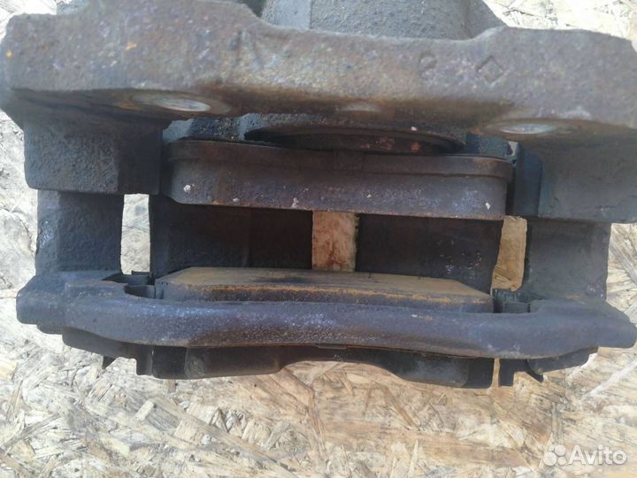 Суппорт тормозной передний левый Peugeot 2008 2016