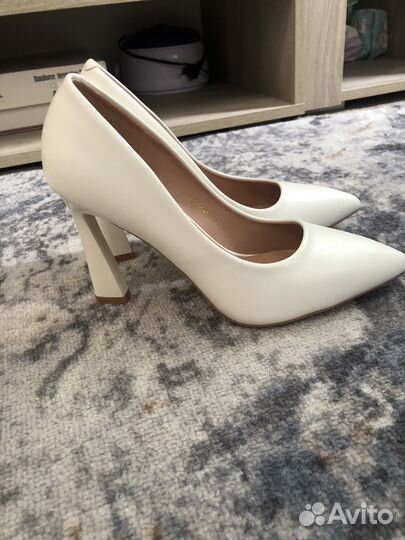 Туфли на каблуке белые