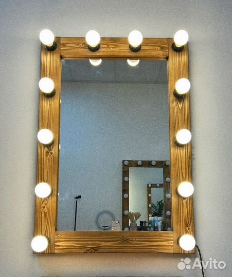 Гримерное зеркало с лампочками