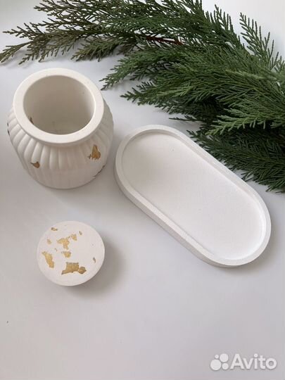 Подставка из гипса с вазой