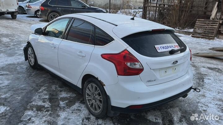 Отражатель в бампер задний левый Ford Focus 3 1763040