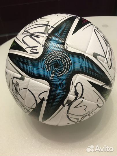 Вымпел и мяч с автографами