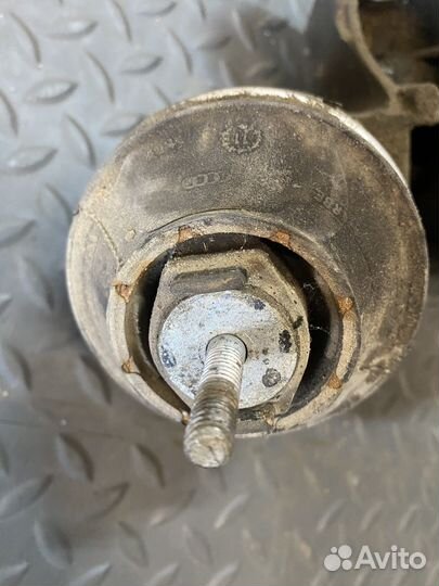 Кронштейн подушка двигателя суперб 1 пассат