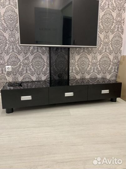 Тумба под телевизор с кронштейном