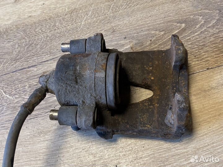 Volkswagen golf plus передний левый суппорт