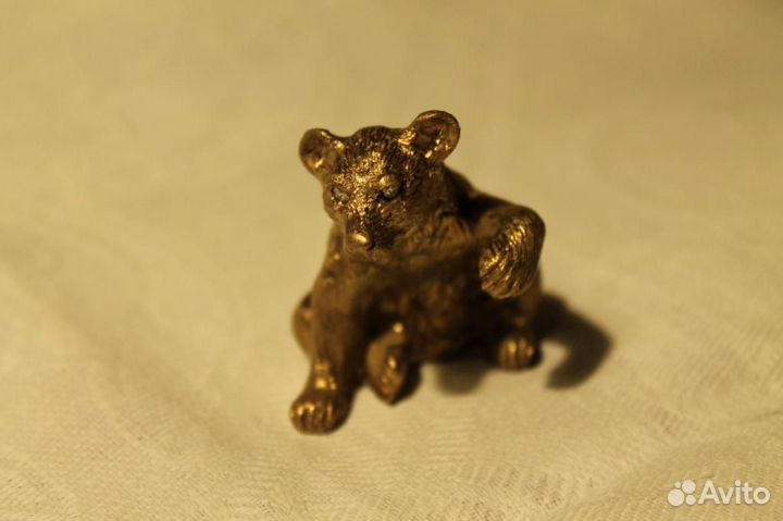 Фигурка медведя из серебра с бриллиантовыми глазам