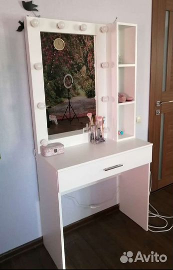 Стол визажиста