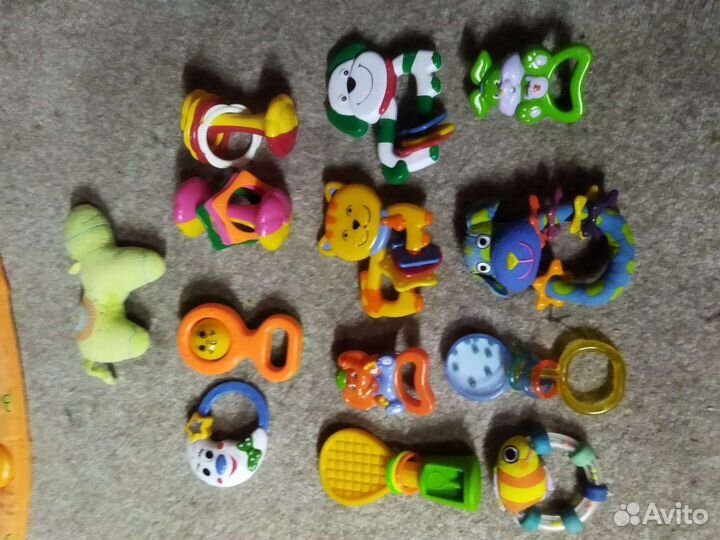 Развивающийся коврик и погремушки