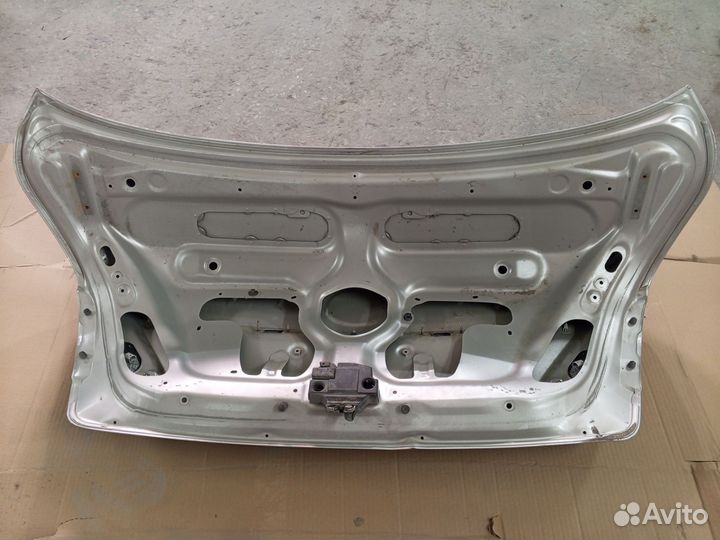 Крышка багажника Toyota premio