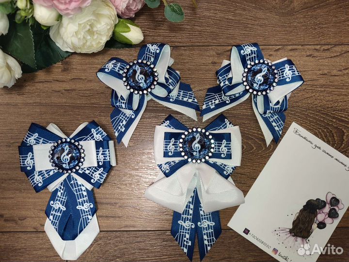 Набор бантов-резинок и броши-галстука с нотами