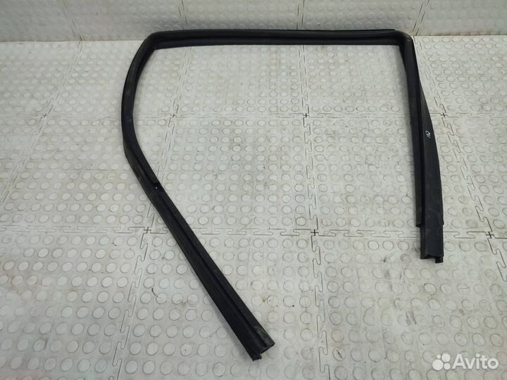 Уплотнитель стекла двери задний левый Лада Гранта