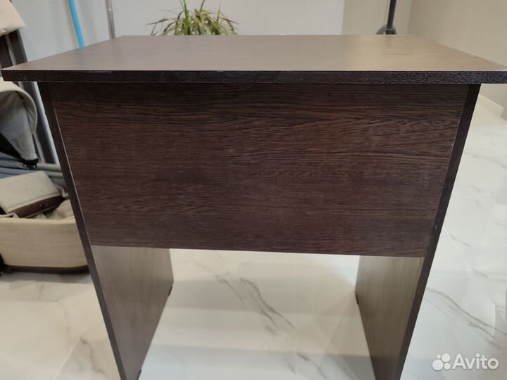 Письменный стол тёмно-коричневый 68 на 45 на 75
