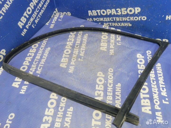 Уплотнитель стекла двери Bmw E39 седан 2000