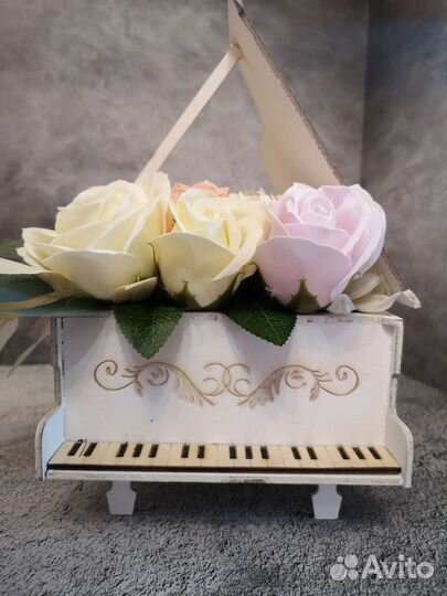 Букет в белом рояле