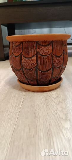 Глиняный горшок для цветов