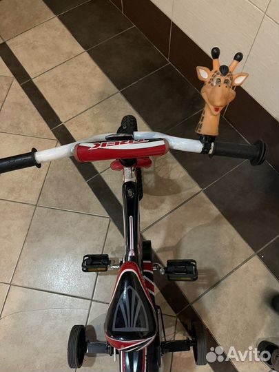 Детский велосипед с дополнительными колесами