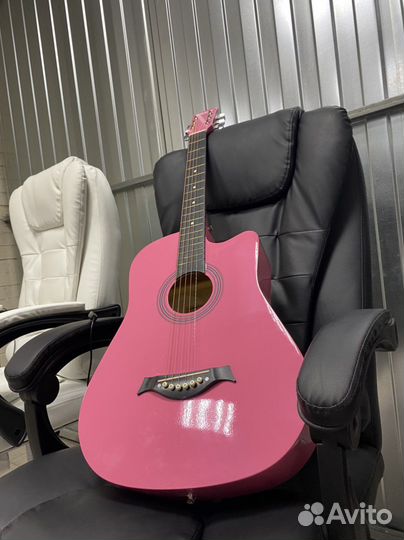 Акустическая гитара розовая