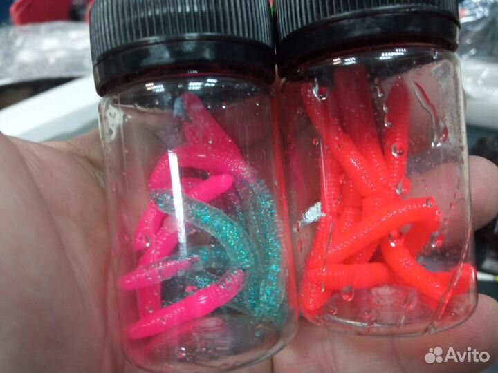 Семь банок форелевых червяков + пенопласт