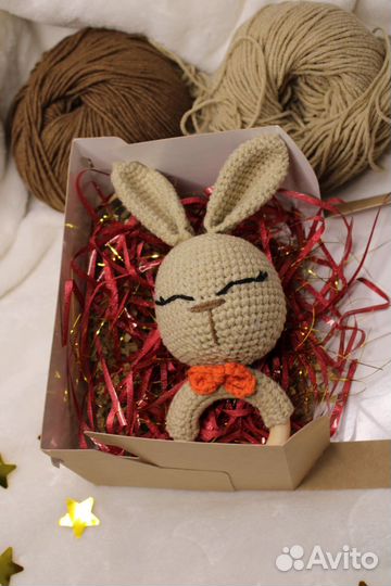 Заяц вязаный (погремушка на деревянном кольце)