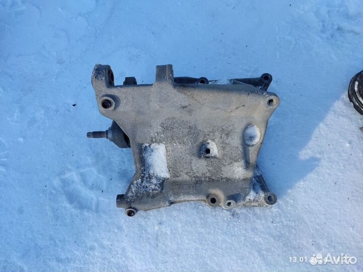 Кронштейн натяжителя Mercedes m111