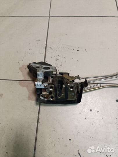 Замок двери передней правой Kia Rio 1