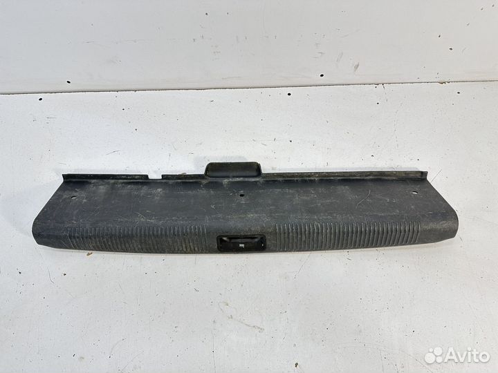 Hyundai accent накладка замка багажника