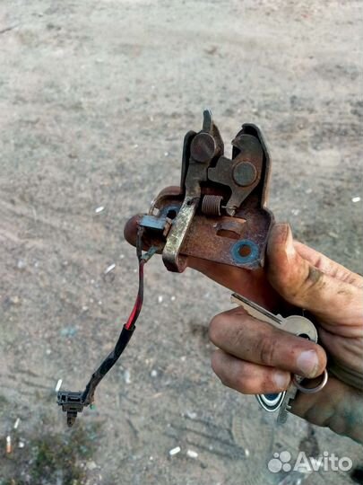 Замок багажника Nissan Primera P10