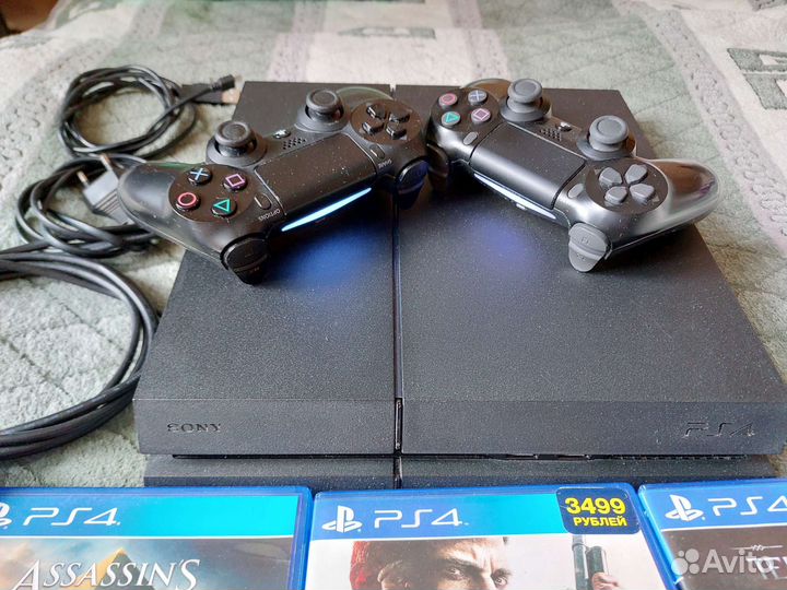 Продам Sony PS4 CUH-1208B
