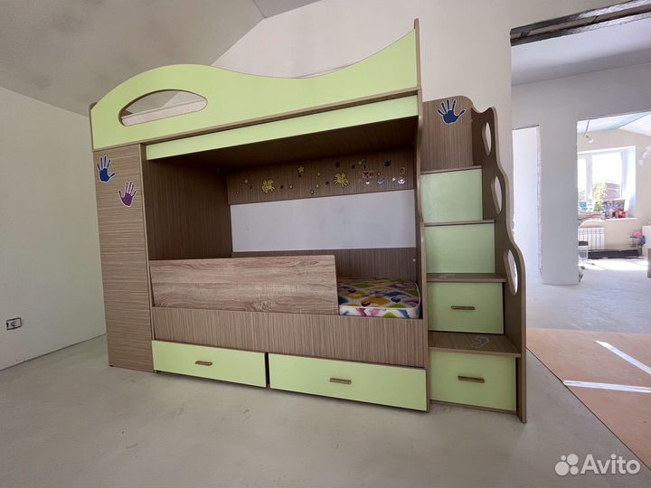 Двухярусная кровать с матрасами