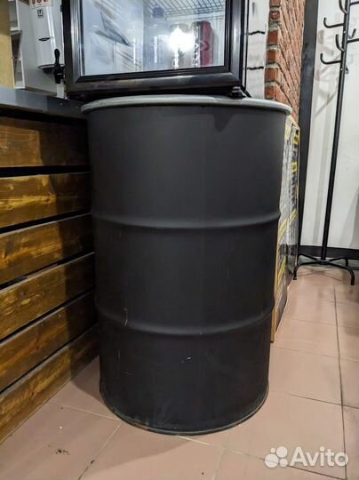 Металлические бочки черная и белая