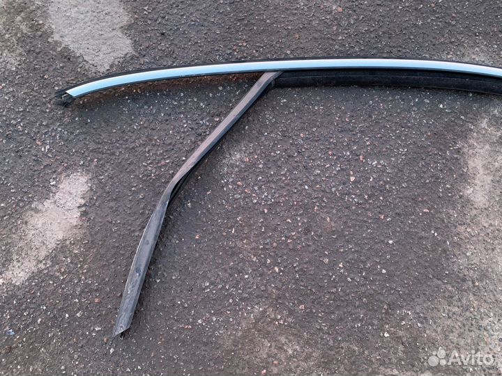 Направляющая стекла двери передней левой Touareg 2