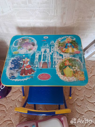 Продам набор стол детский и машинка за все 1000