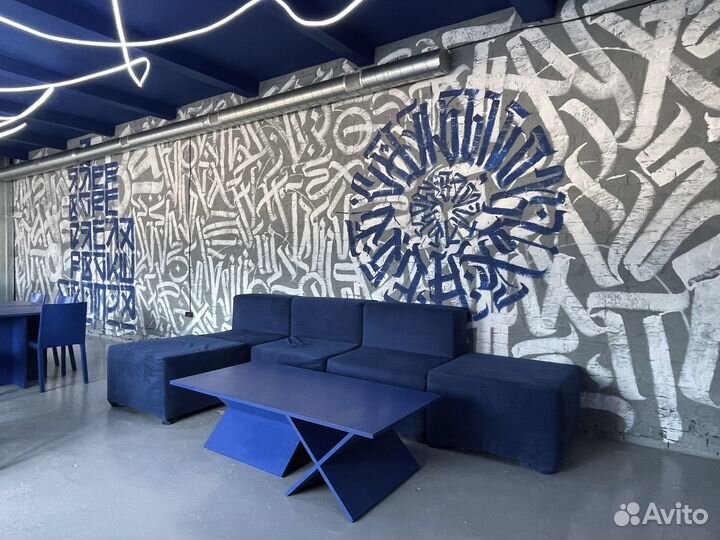 Синий лофт на синей ветке