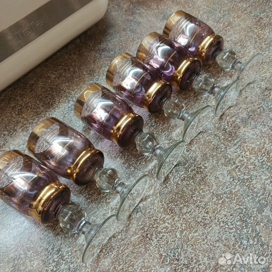 Хрустальные рюмки на ножке