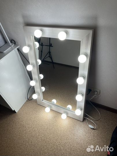 Гримерное зеркало с лампочками