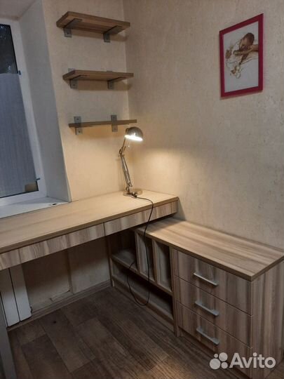 Детская рабочая зона у окна