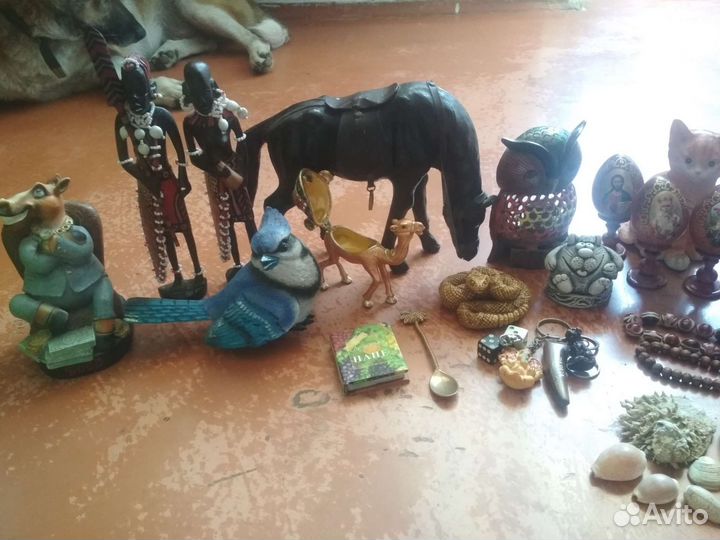 Статуэтки,шкатулка,четки,брелки,ракушки,ложка,книг